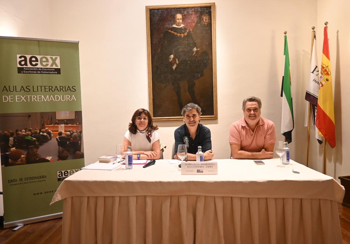 El autor junto a los coordinadores del Seminario Humanístico de Zafra