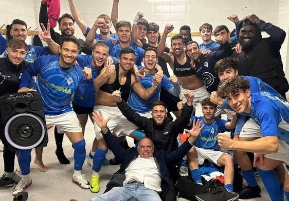 El equipo celebra el pase a octavos de la Copa de Extremadura