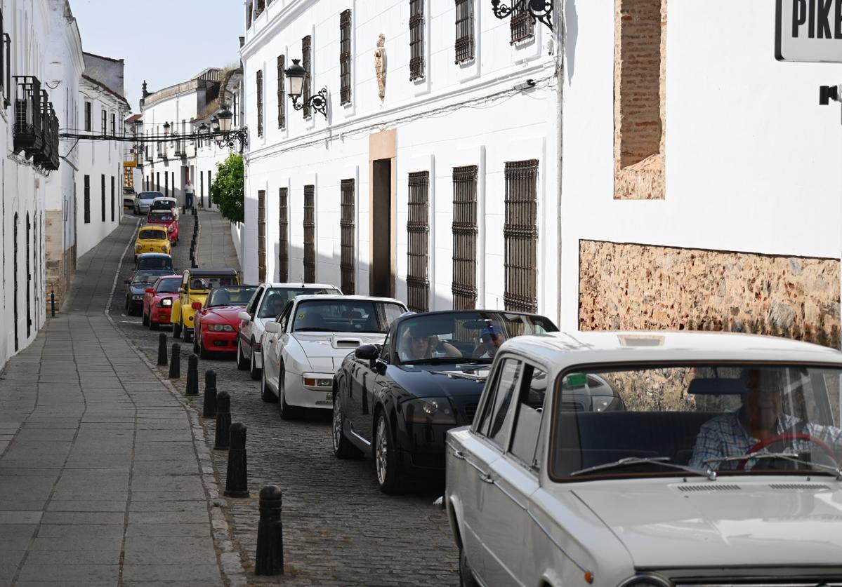 Los coches clásicos durante una de sus rutas