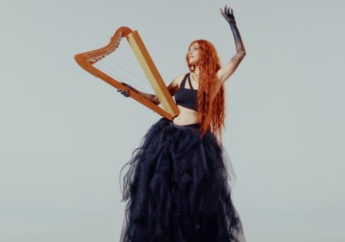 La artista gadiitana con su arpa