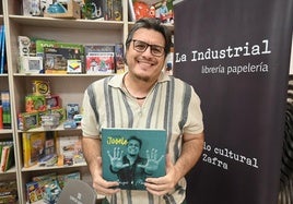 Duende Josele con su disco libro durante el evento