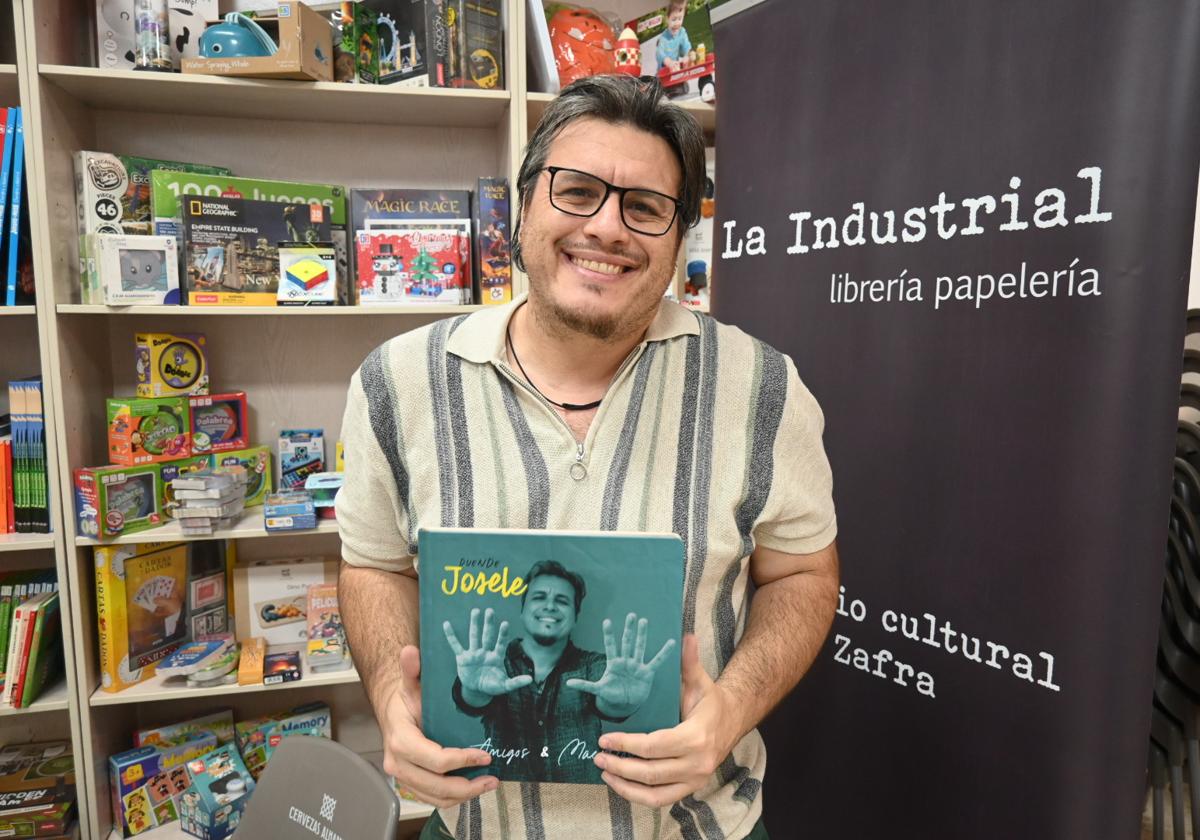 Duende Josele con su disco libro durante el evento