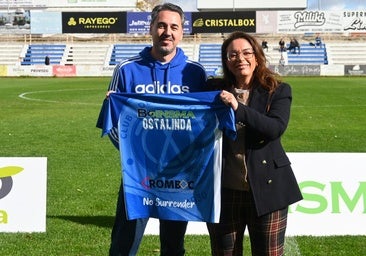 El presidente del club junto a la homenajeada