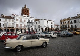 Los vehículos clásucos en la Plaza Grande antes de iniciar la ruta