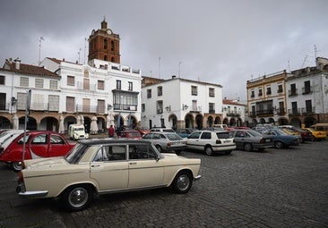 Los vehículos clásucos en la Plaza Grande antes de iniciar la ruta