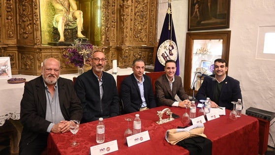 Capataces y costaleros compartieron su legado en la tertulia cofrade 'El Martillo'