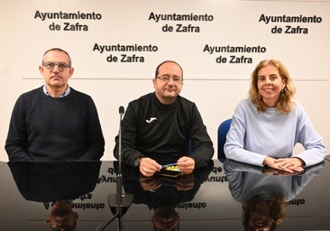 El concejal junto al presidente y la secretaria del jurado especializado durante el anuncio