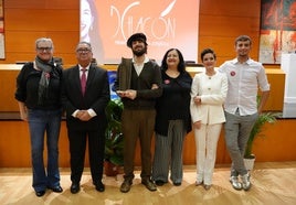El ganador del premio junto a la familia de Dulce Chacón y representantes institucionales