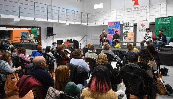 La jornada 'Lectura, Libros y Comunidad' reunió a profesionales y jóvenes para reflexionar sobre el hábito lector