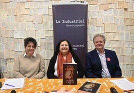 La escritora con sus acompañantes durante el acto