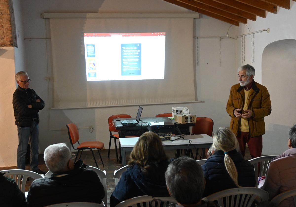 El autor y el ilustrador del libro durante la presentación