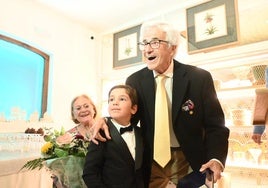 Antonio Martínez Buzo, junto a su mujer y uno de los nietos de la actual familia propietaria, la de Aquilino Fernández, durante el homenaje
