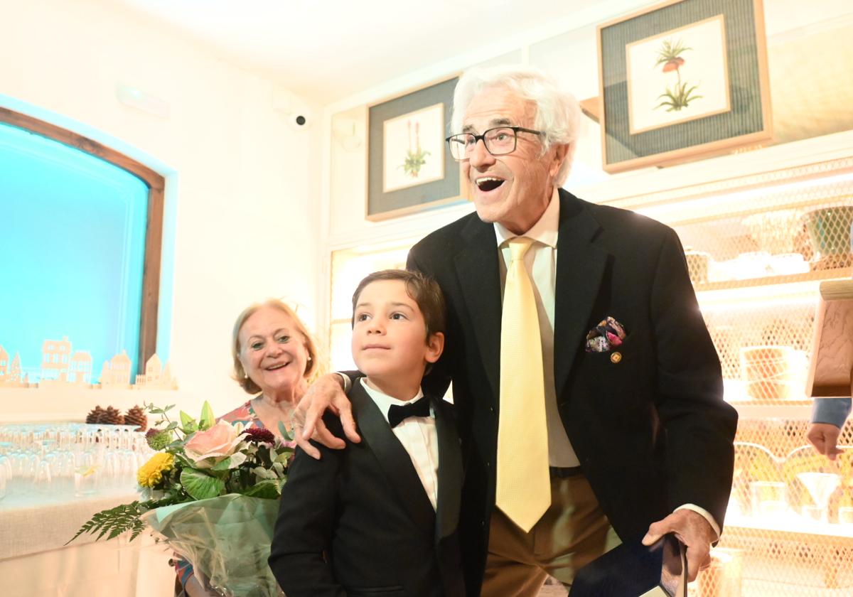 Antonio Martínez Buzo, junto a su mujer y uno de los nietos de la actual familia propietaria, la de Aquilino Fernández, durante el homenaje