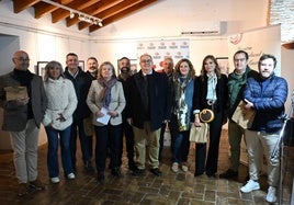Los homenajeados junto a la alcalde y los concejales y la directora de la UPZ