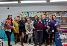 La presidenta de la ONG junto a las voluntarias que hacen posible este mercadillo
