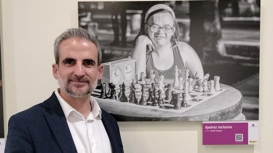 Daniel Gragera consigue varios premios internacionales de fotografía con instantáneas de ajedrez inclusivo