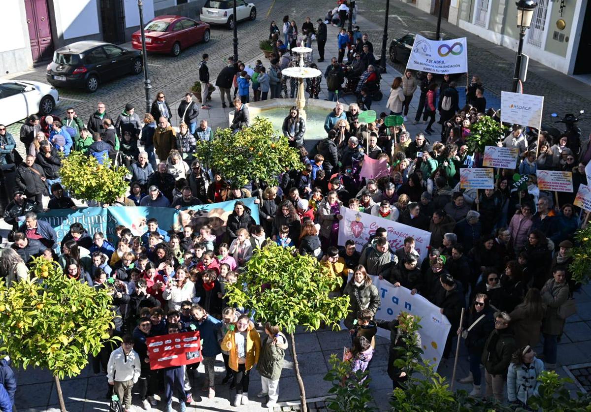 Foto de grupo durante la caminata a su paso por la plaza del ayuntamiento