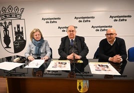 El alcalde, junto a la directora de la UPZ y el artista local durante la presentación