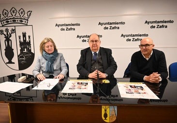 El alcalde, junto a la directora de la UPZ y el artista local durante la presentación