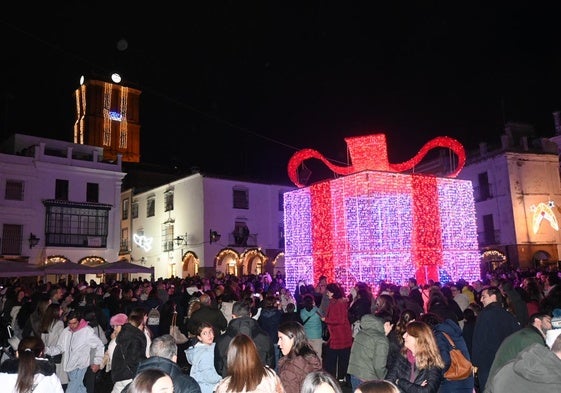 La Plaza Frande llena de público para contemplar el alumbrado
