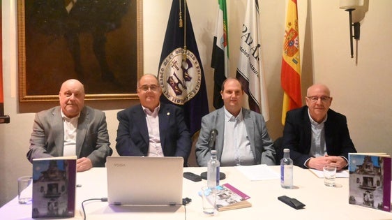 Los cronistas presentaron su libro sobre la Puerta de Jerez y la Cofradía de la Humildad y Paciencia