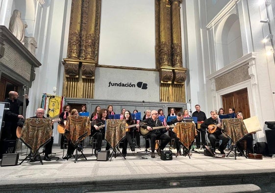 Actuación del coro anfitrión durnate el certamen