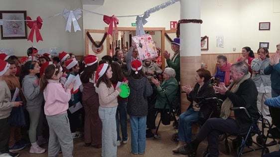 El alumnado de quinto del colegio Juan XXIII y los mayores de la residencia vuelven a reencontrarse por Navidad