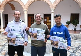 El concejal de Deportes junto a los dos organizadores