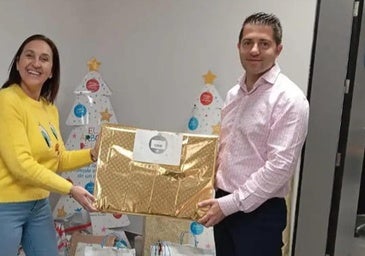 La presidenta de la ONG junto al durector de la oficina en Zafra