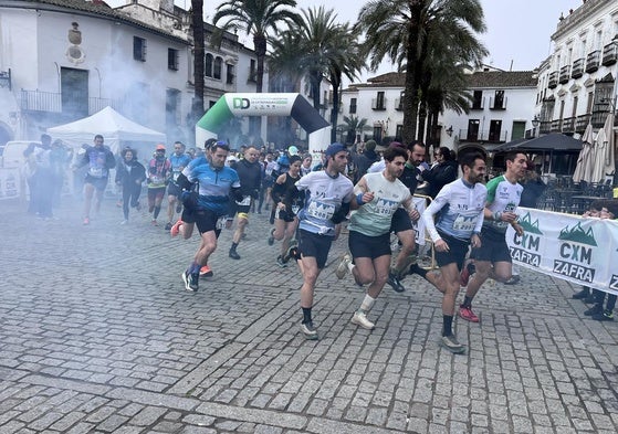 Salida de is cirredores del trail corto desde la Plaza Grande