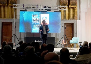 Javier Sierra durante la presentación de su libro en el Centro Cultural Santa Marina