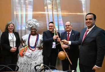 El alcalde y la jefa de Turismo recibieron objetos de la delegación de Brasil para el Museo del Turismo