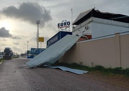 Los servicios municipales, policía y bomberos tuvieron ue actuar en varias naves