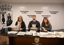 El concejal junto a la directora de la Oficia de Turismo y la artista que ha ilustrado la guía