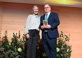 El alcalde durante el cto tras la entrega del premio