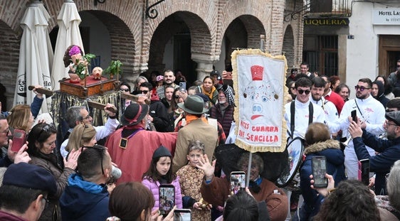 La Bacanal de la Grasa se celebró con gran ambiente popular en las plazas