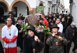 El cortejo fúnebre por las calles de la localidad