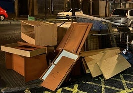 Un ejemplo de los enseres y basuras que algunos vecinos dejan en los contenedores