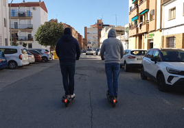 Dos ususarios con patinete