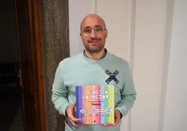 El ilustrador con su obra