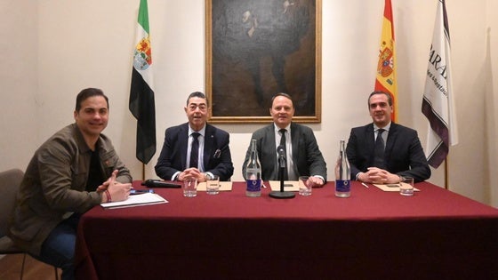 Capataces y costaleros compartieron historia, fe y brío en una mesa redonda