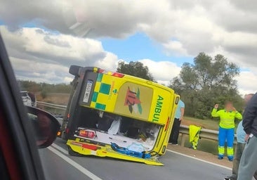 La ambulancia quedó volcada sobre la calzada de la N-432