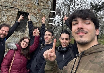 Los cuatro alumnos con dos de sus profesores