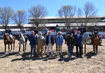 Los jinetes y caballos ganadores en la entrega de trofeos
