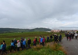 Los senderistas en plena ruta