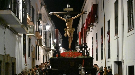 Calles y plazas enmudecieron ante el paso de Jesús de los Desamparados