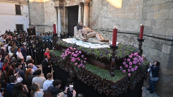 La Cofradía del Santo Entierro protagoniza un Viernes Santo de luto