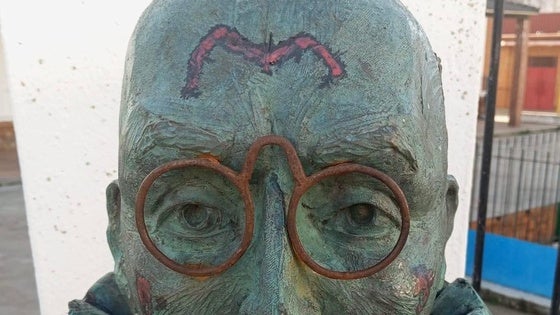 Vandalizan con pintadas el busto dedicado a Pedro de Valencia