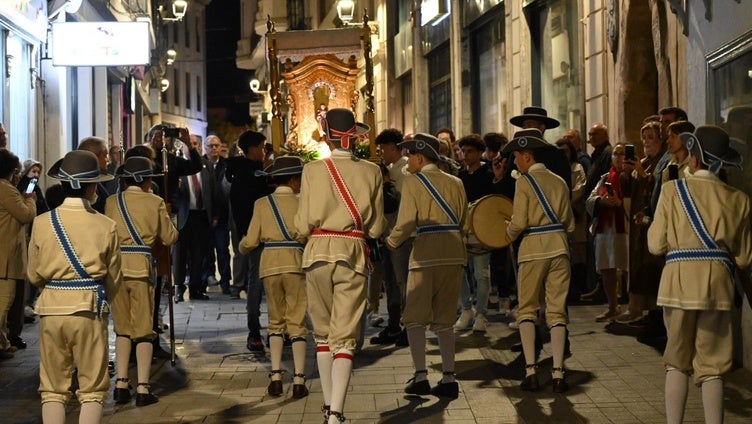 Procesión de la Imagen de la Esperancita en 2025 acompañada por los Danzantes de Fuentes de León