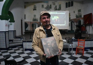 El autor del cómic con su libro